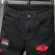 Sokotoo Hommes de fleur rouge lettres broderie jeans noir Fahion badge pantalon en denim stretch